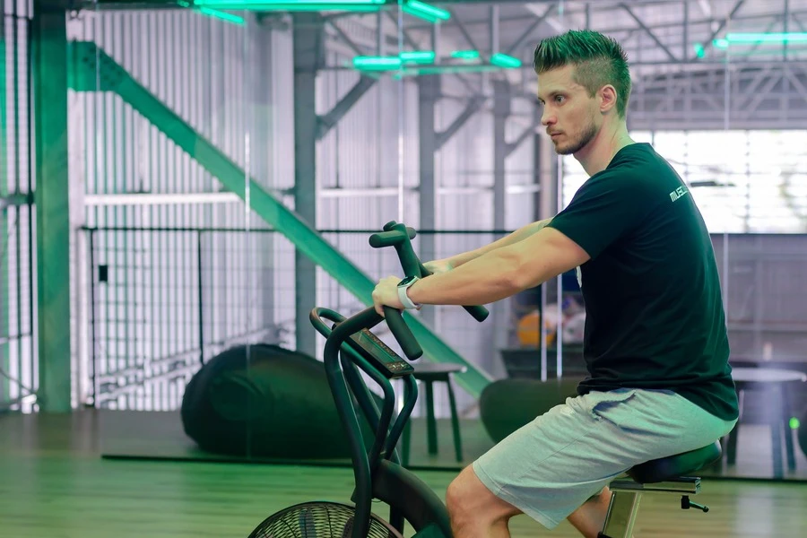 Ein Mann fährt auf einem stationären Fahrrad