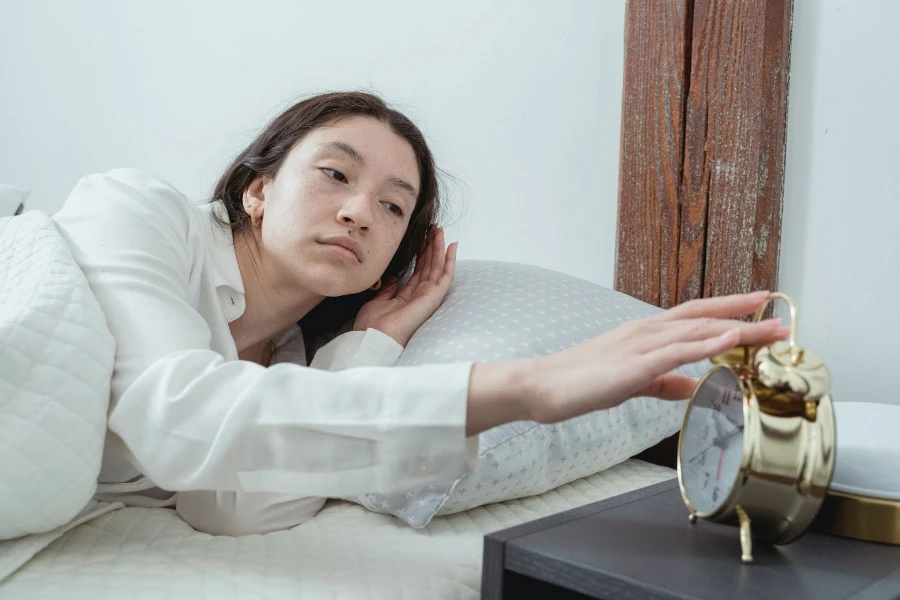 Una mujer apagando la alarma