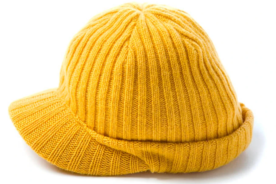 Un bonnet tricoté jaune