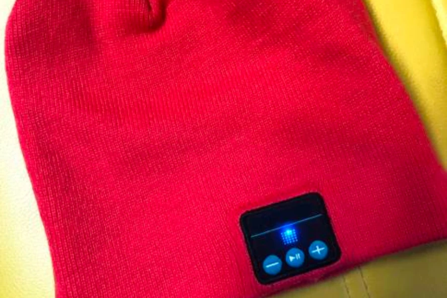 Topi beanie dengan kemampuan Bluetooth