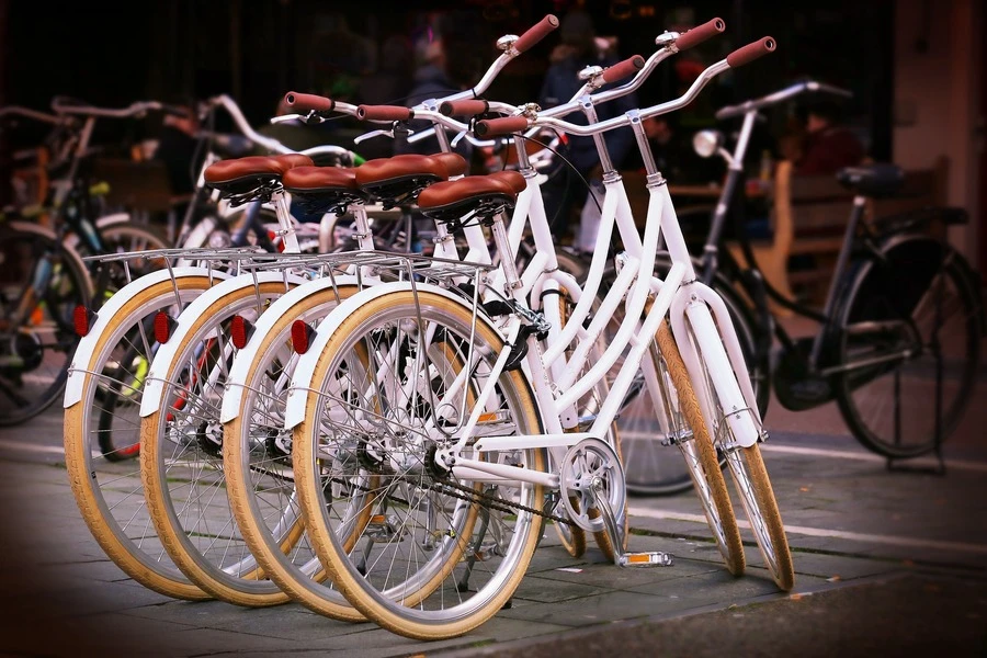 quatro bicicletas clássicas em pé em uma fileira