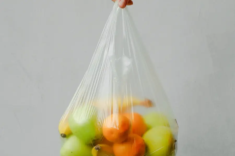 Frutas envasadas en una bolsa de plástico