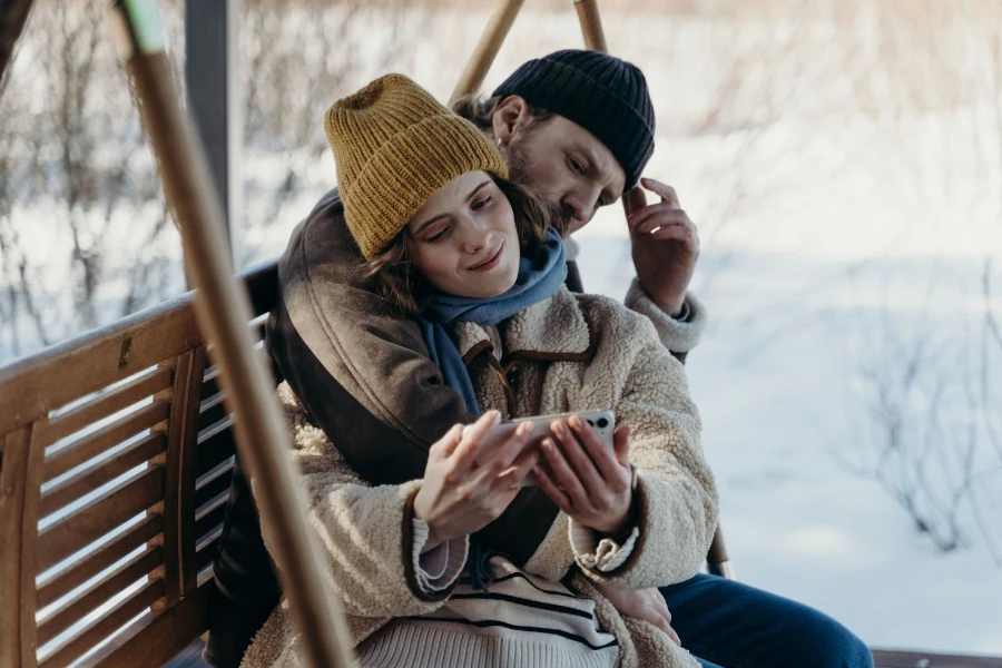 Uomo e donna che indossano cappelli a cuffia in maglia