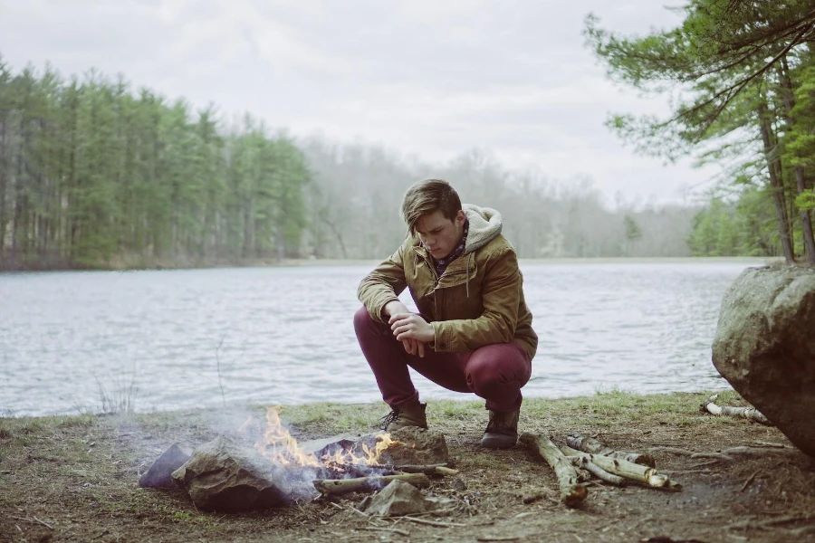 Hombre en el bosque con chamarra reversible