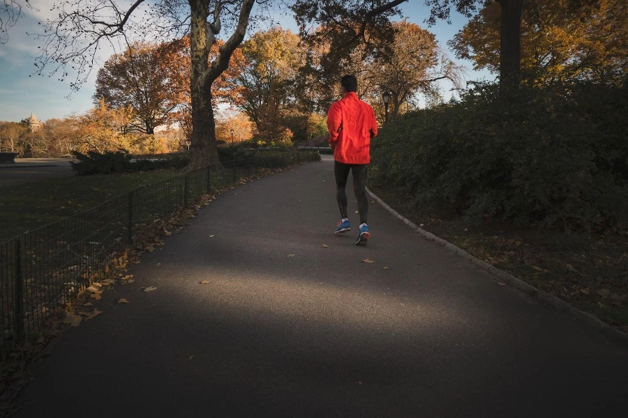 Uomo che fa jogging in calzamaglia nera