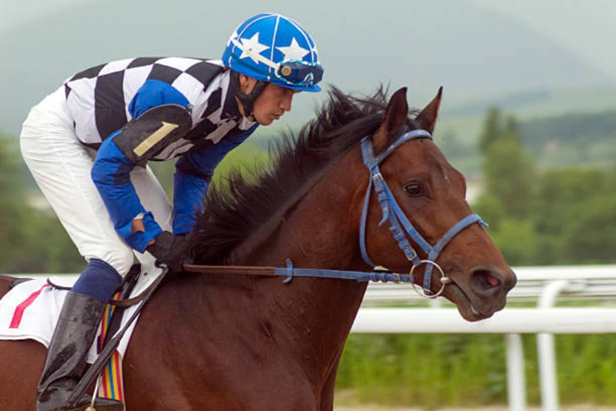 Homem usando capacete de corrida de cavalos com padrão de estrela enquanto cavalga