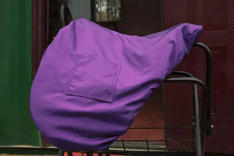 Housse de selle imperméable violette avec petite poche sur le côté