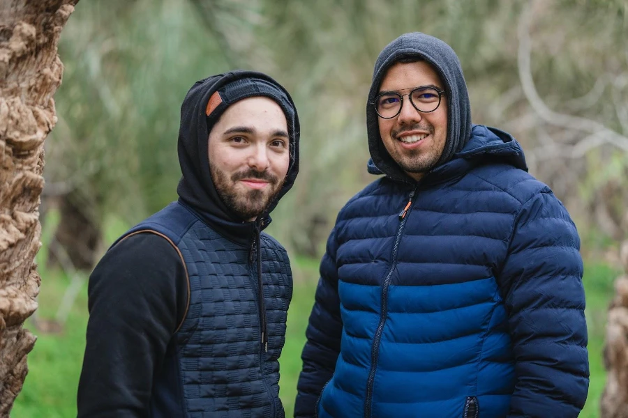 Hombres sonrientes con chalecos texturizados