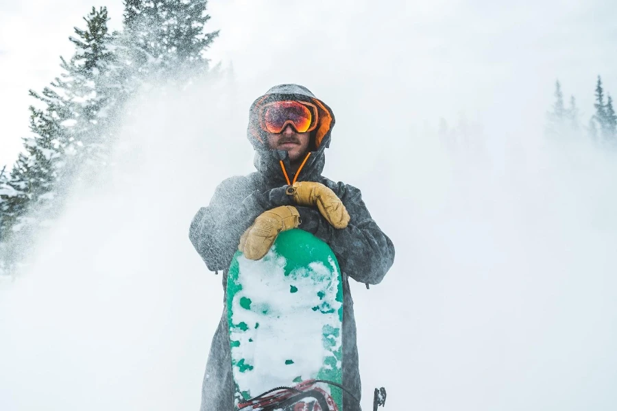 Planeador de nieve con un abrigo a prueba de tormentas