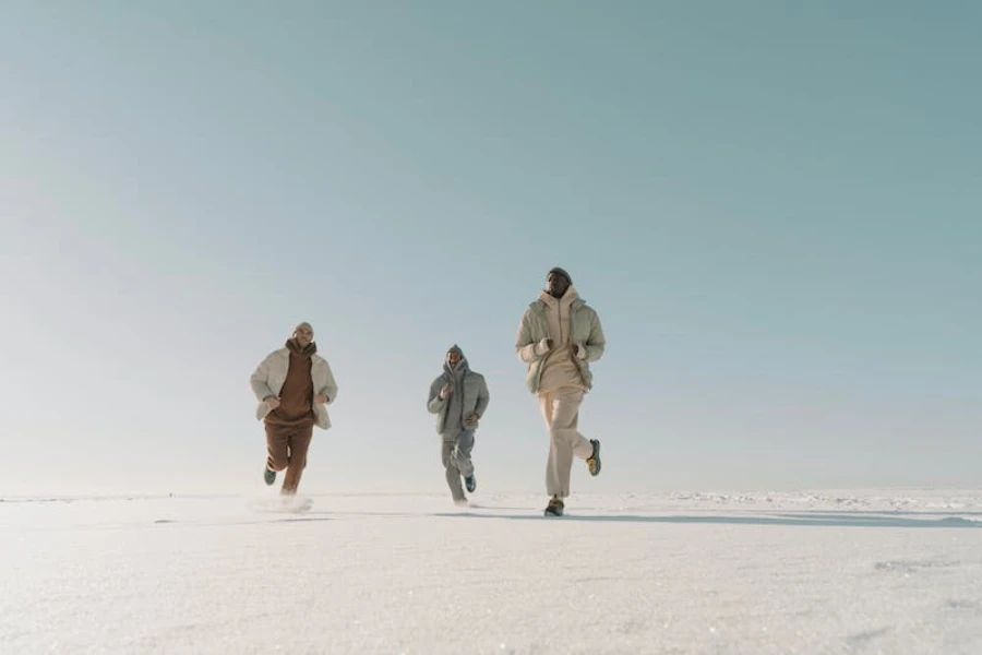 Trois hommes qui courent en vêtements d'hiver