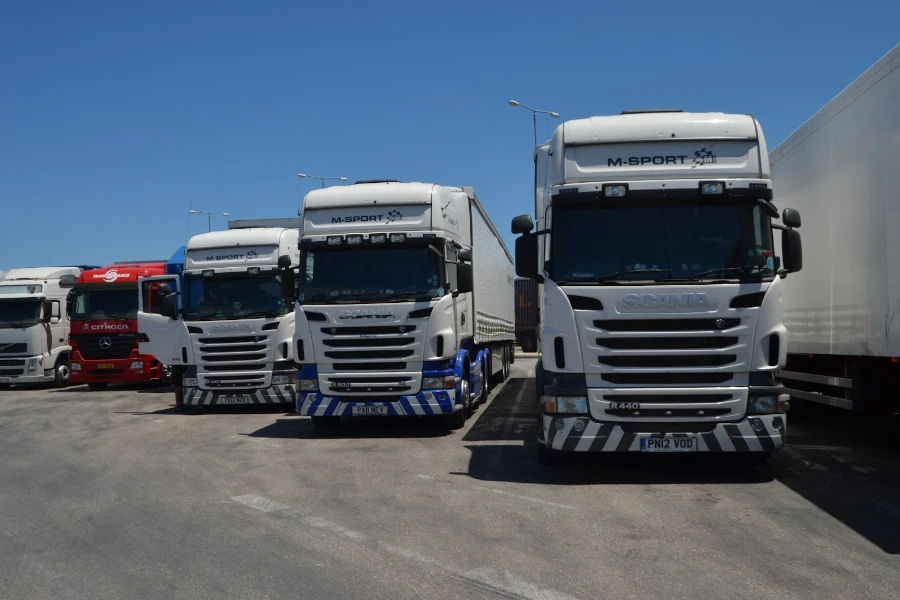 Los conductores de camiones pueden ahorrar tiempo con el proceso de soltar y enganchar