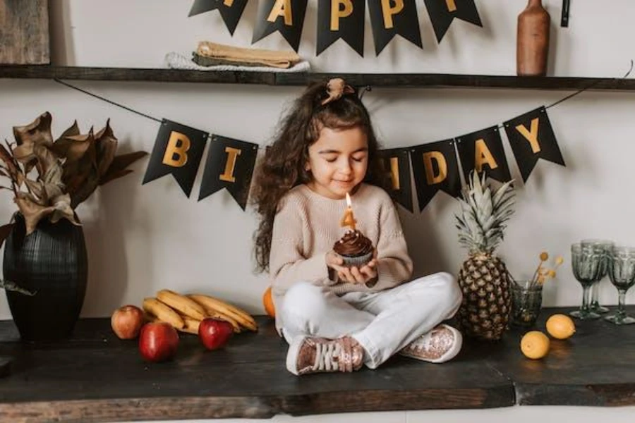 かわいいスニーカーを履いた誕生日の女の子