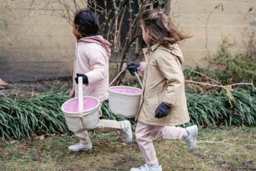 Petites filles jouant sur des baskets