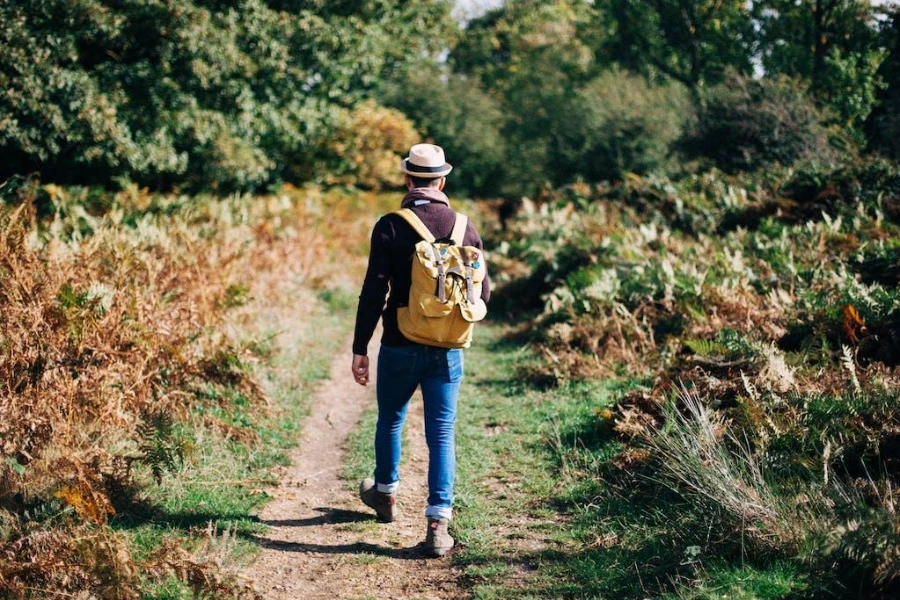 Homem em uma roupa em tons de natureza