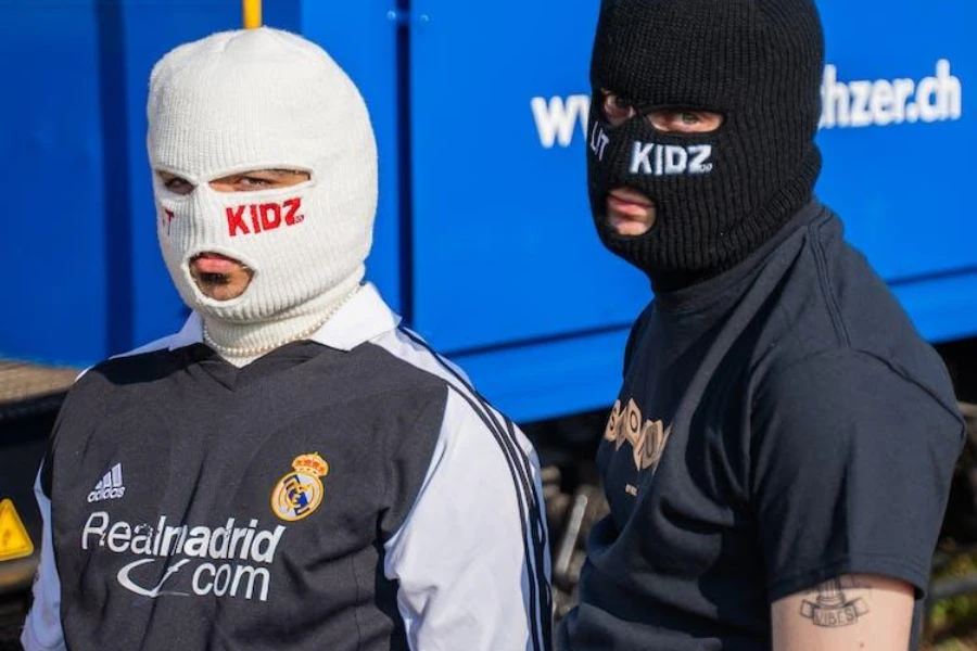 Hombre con un traje de marca de utilidad que representa a un equipo