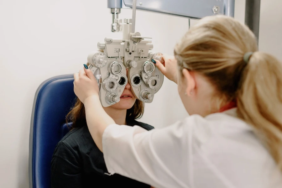 Ophtalmologiste vérifiant la vision du patient