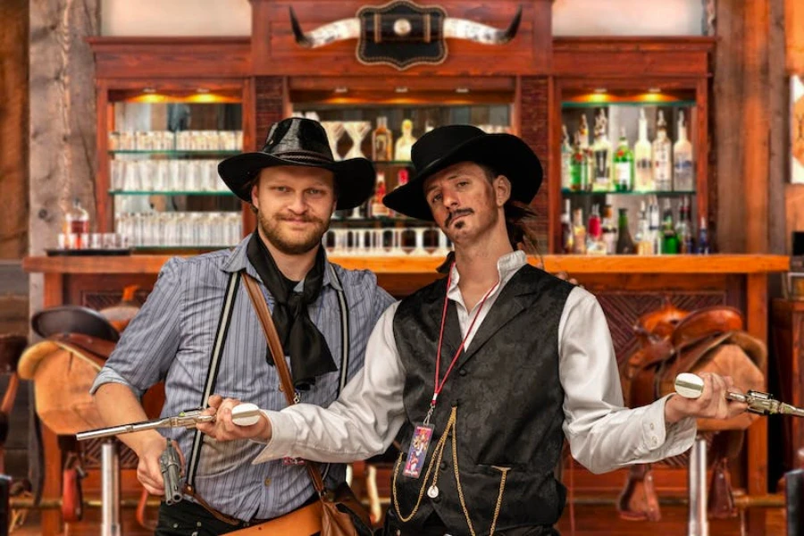 Dos hombres con atuendo occidental y sombreros de vaquero