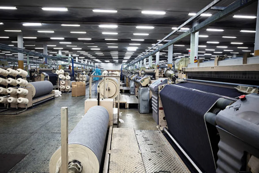 Tissage de tissu sur des machines à tisser industrielles