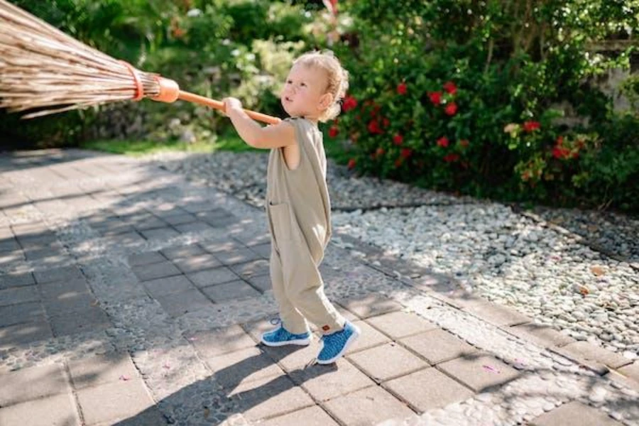 anak kecil memakai sepatu kets biru