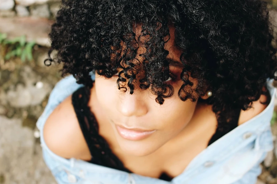 Une femme aux cheveux bouclés