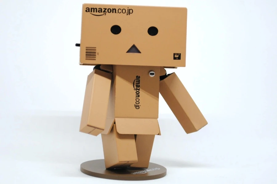 Estatueta de personagem de caixa de papelão Amazon