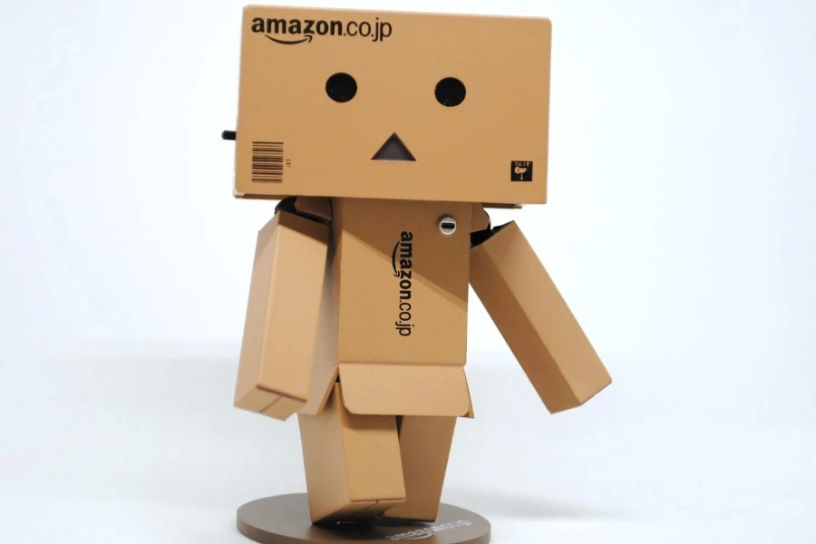 Personagem de caixa de papelão da Amazon como robô