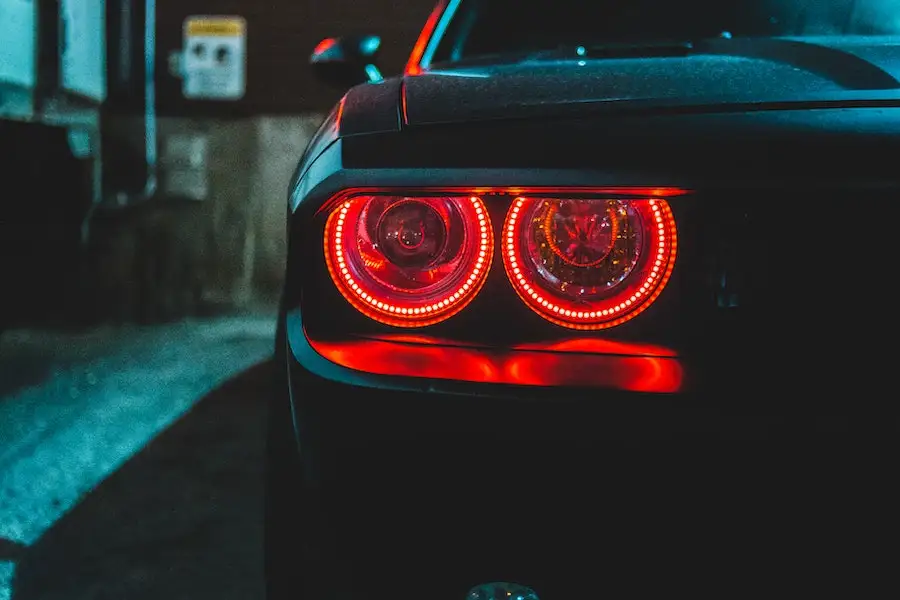 Coche negro con faros HID de xenón en la noche