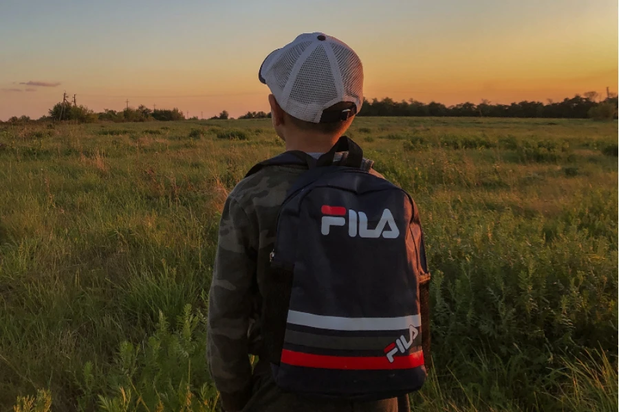 Menino com boné de caminhoneiro de malha branca