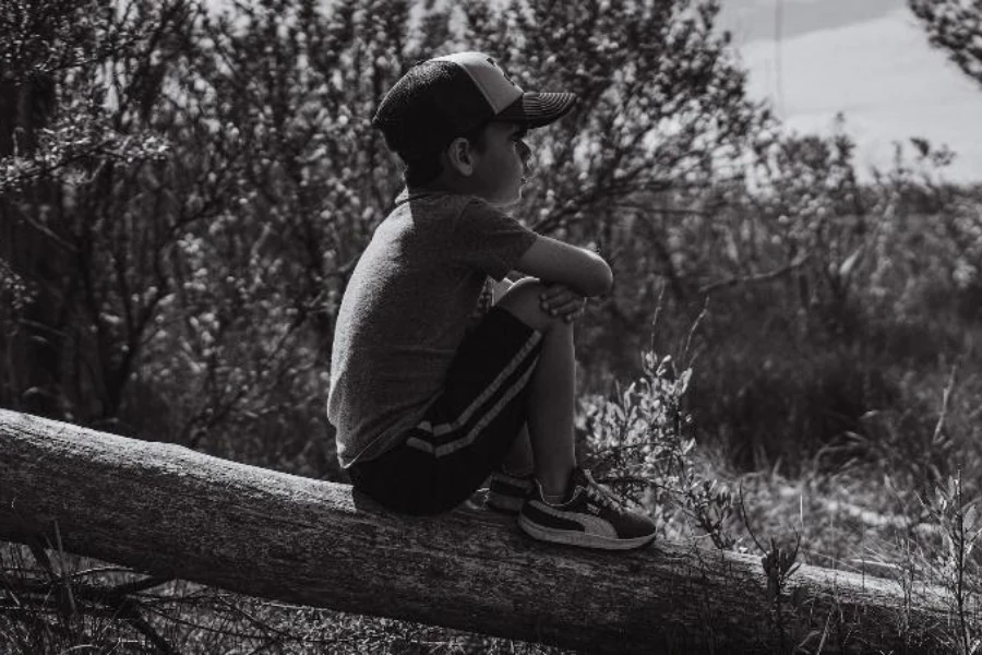 Bambino che indossa un berretto da baseball con retro in rete