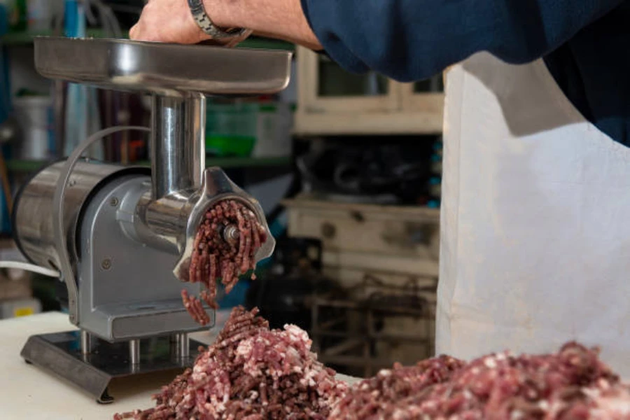 Primo piano di macinato di maiale e brodo di cinghiale