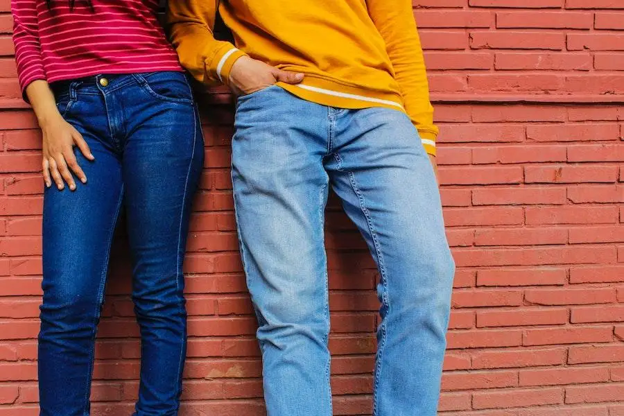 Mann und Frau rocken Jeanshosen