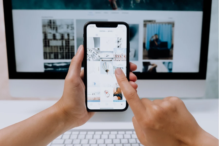 Personne utilisant un smartphone pour naviguer dans les boutiques Instagram