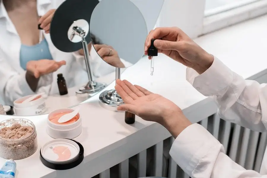 Mujer participando en una rutina de belleza sin estrés