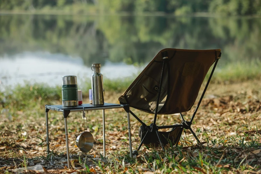 cadeira de acampamento à beira do lago