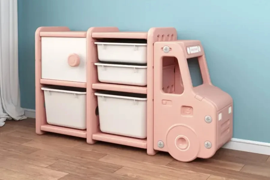 Grand camion en plastique rose utilisé comme armoire de rangement pour enfants