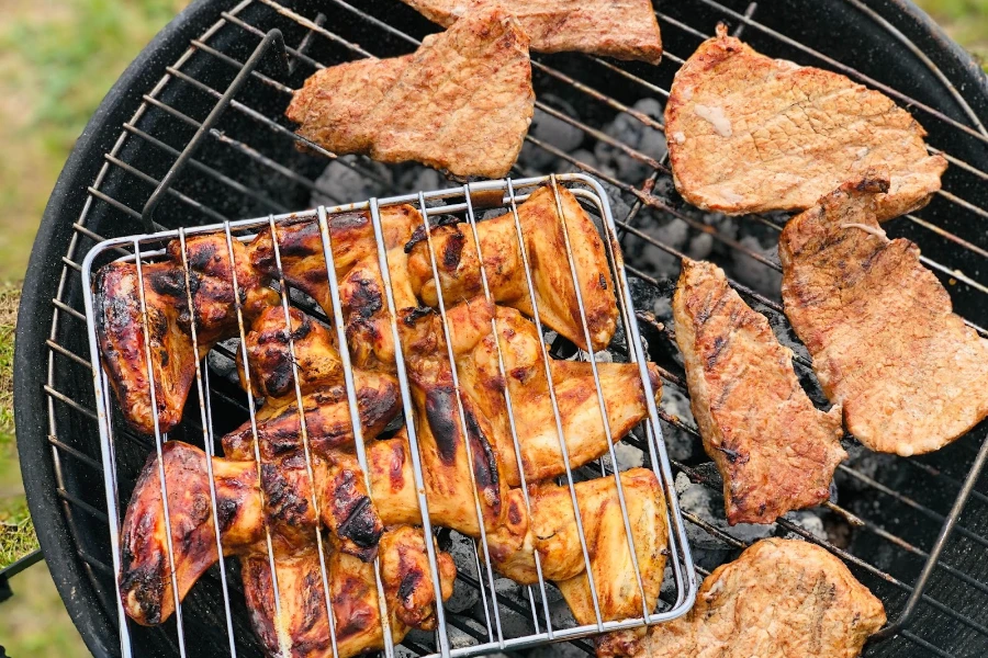 Fleisch auf Holzkohlegrill kochen