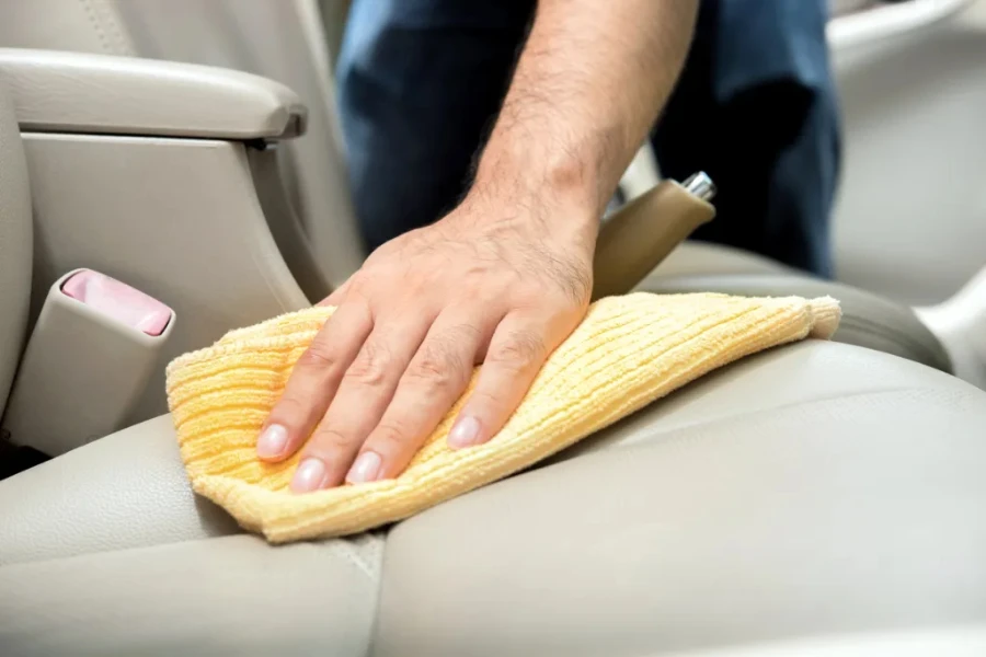 Asiento de coche de tela de secado de persona