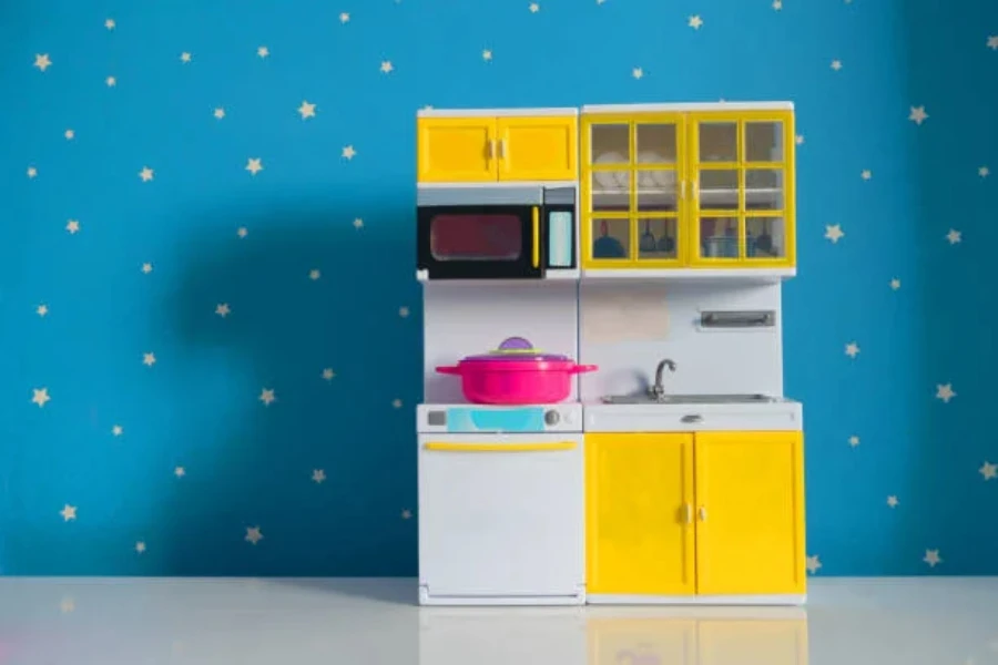 Dapur mainan putih dan kuning dengan wallpaper berbintang biru