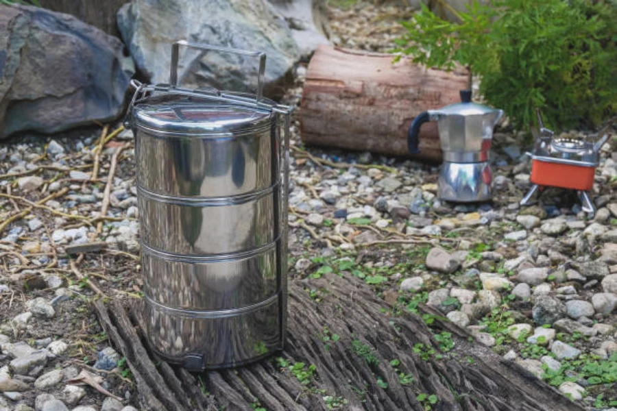 Set aus vier Stapeltöpfen, aufgestellt draußen auf dem Campingplatz