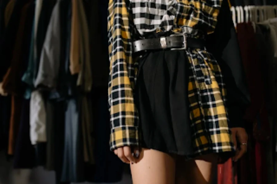 Mulher vestindo roupa de estilo grunge com um cinto de declaração