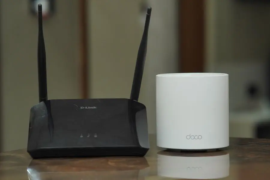 router hitam dan putih di atas meja