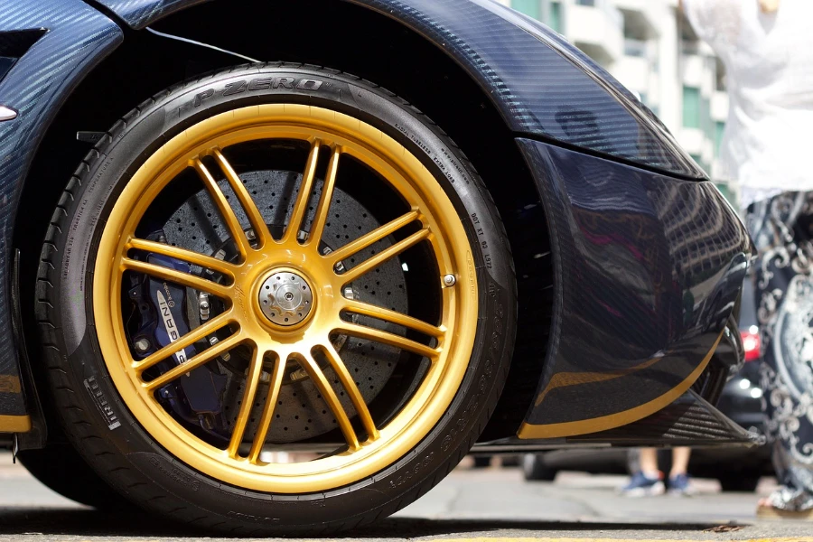 Rueda de coche de fibra de carbono con borde dorado