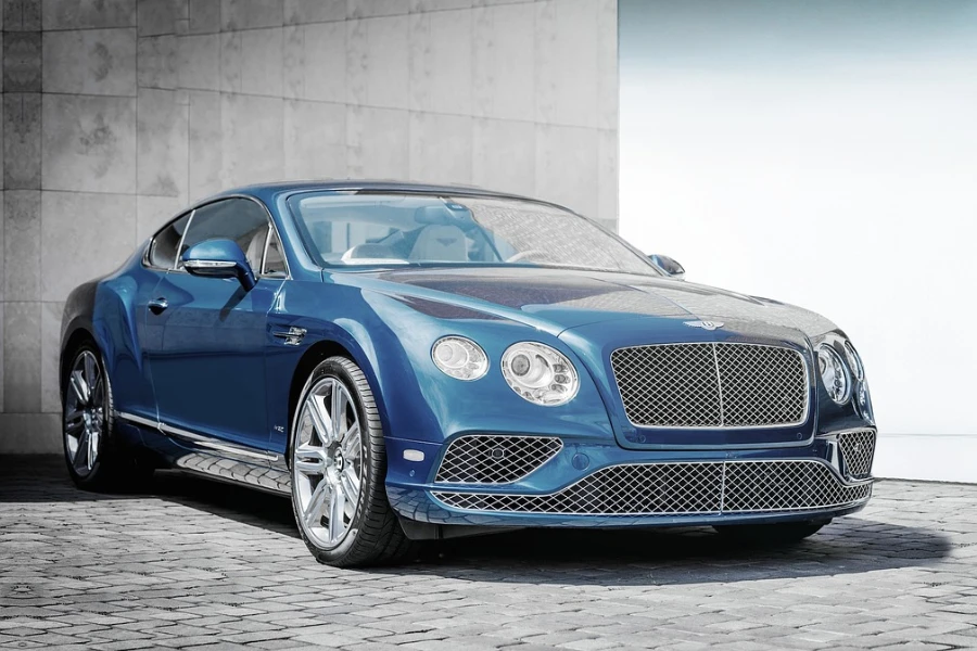 Chromfelgen an einem blaugrünen Bentley-Coupé