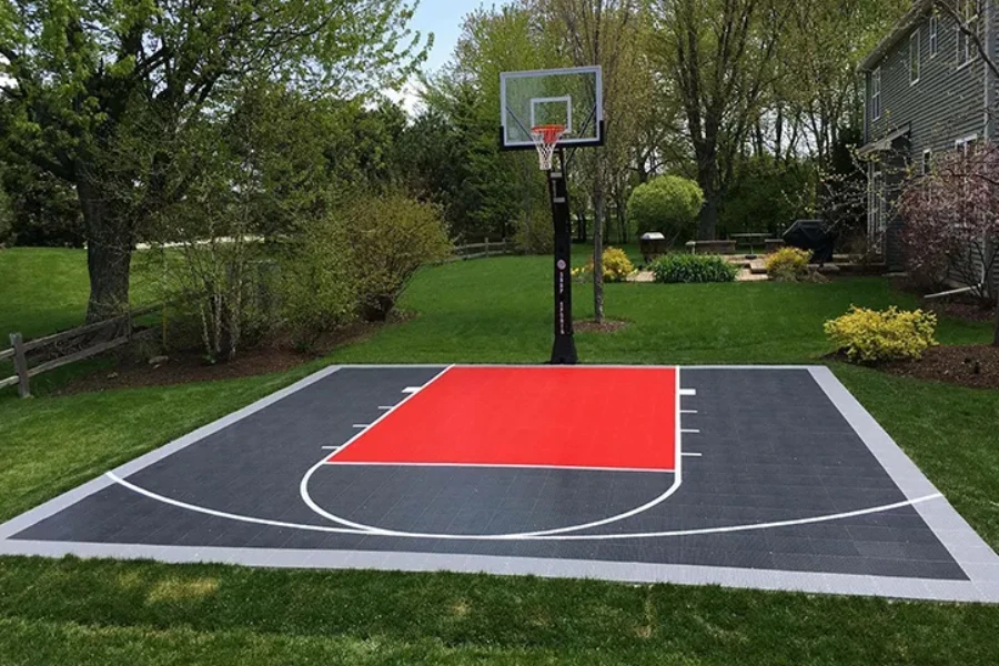 Petit terrain de basket extérieur à la maison avec sol carrelé