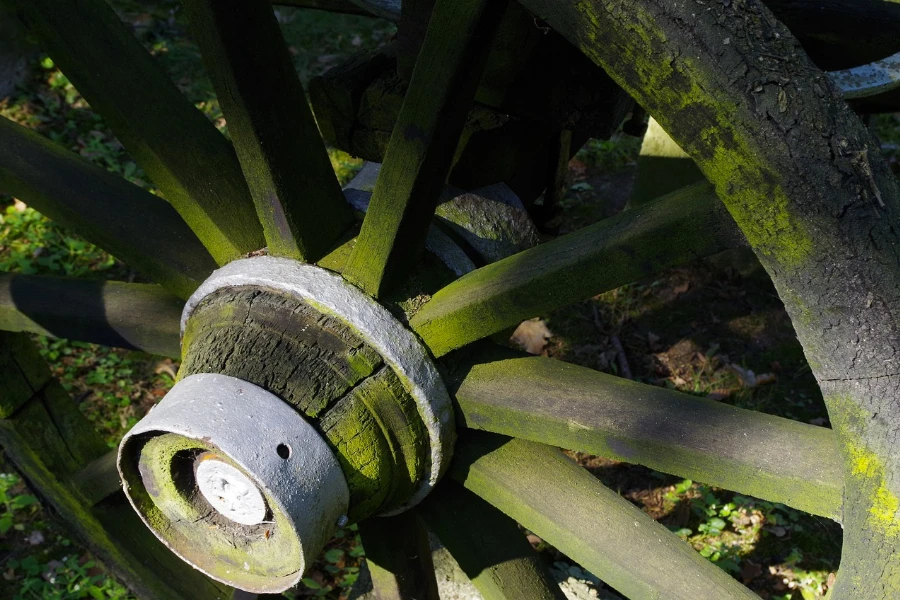 Cubo da roda de uma roda de madeira