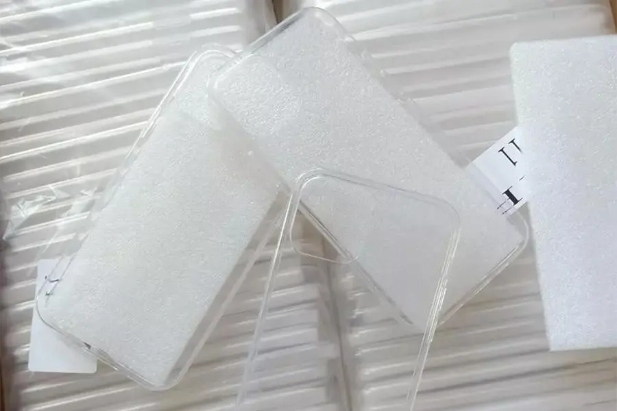 Недорогой прозрачный чехол для телефона из ТПУ.