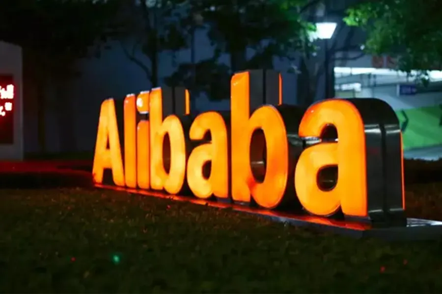Светильник с названием компании Alibaba