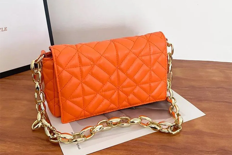 Bolso naranja con cadena dorada