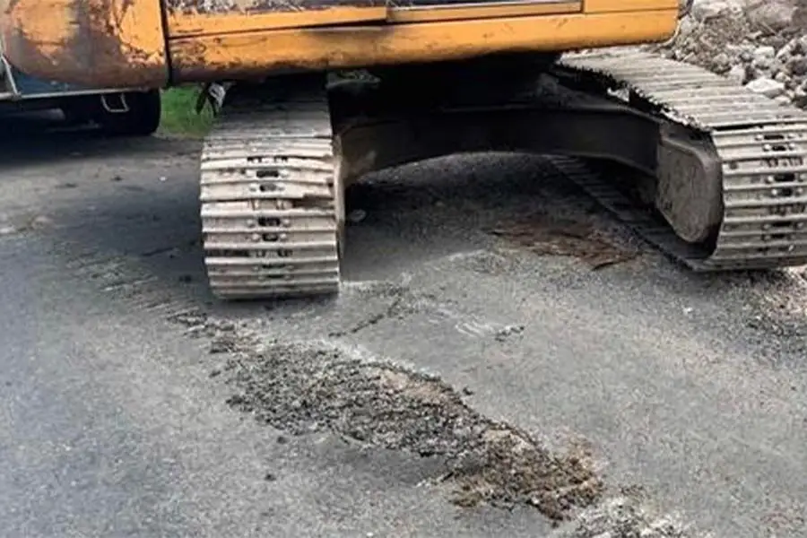 Come scegliere tra una terna e un escavatore Excavator-tracks-can-damage-the-road-surface