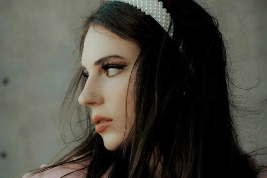 The Right Headband Style for Different Face Shapes Reads